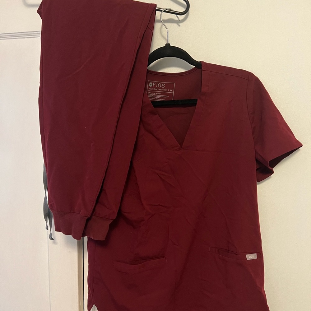 FIGS double pocketed scrub top & Figs jogger style scrub pants